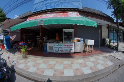 Song Pee Nong Khao Man Gai